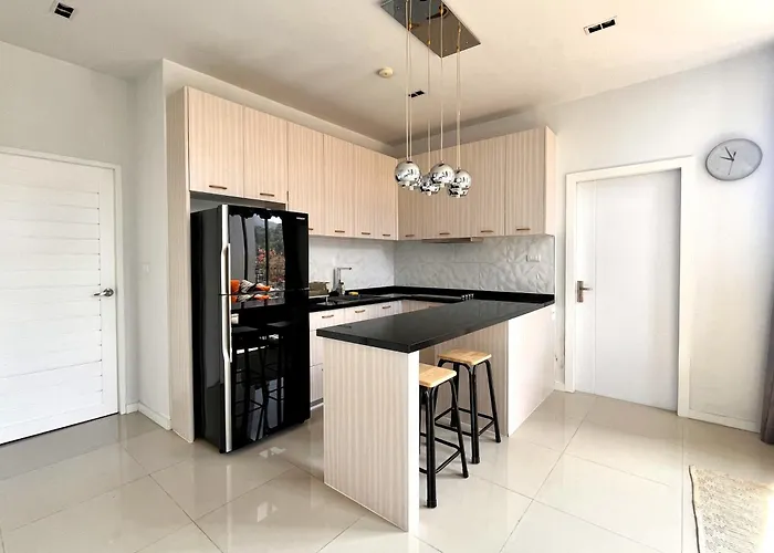 Stylish Penthouse With Panoramic Views At Icon Park
