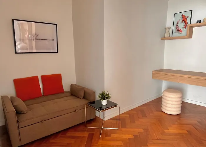 Stylish Penthouse With Panoramic Views At Icon Park
