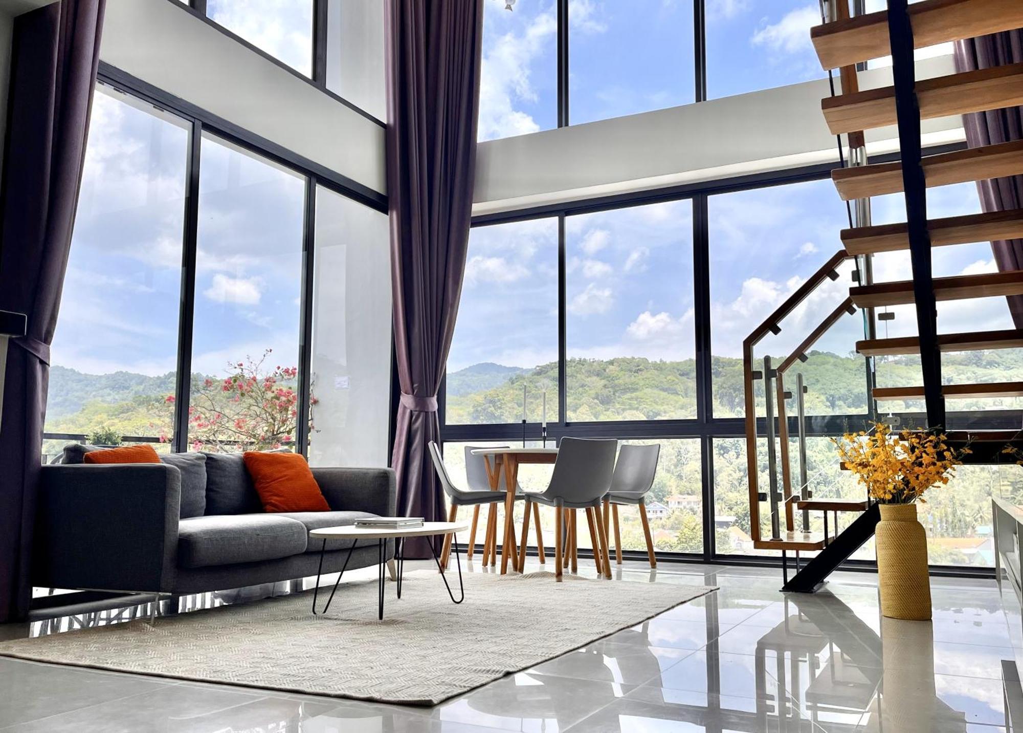 Stylish Penthouse With Panoramic Views At Icon Park