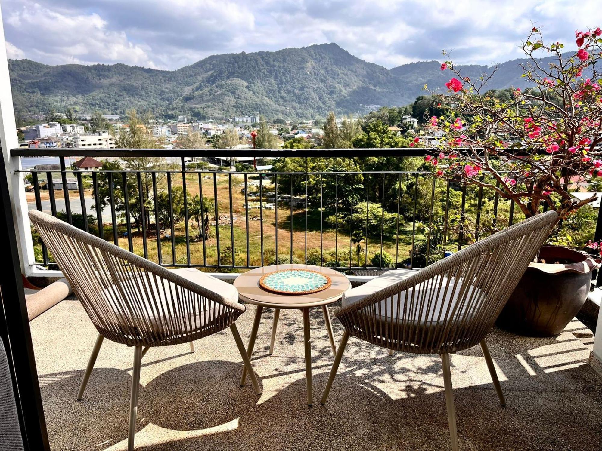 Stylish Penthouse With Panoramic Views At Icon Park *