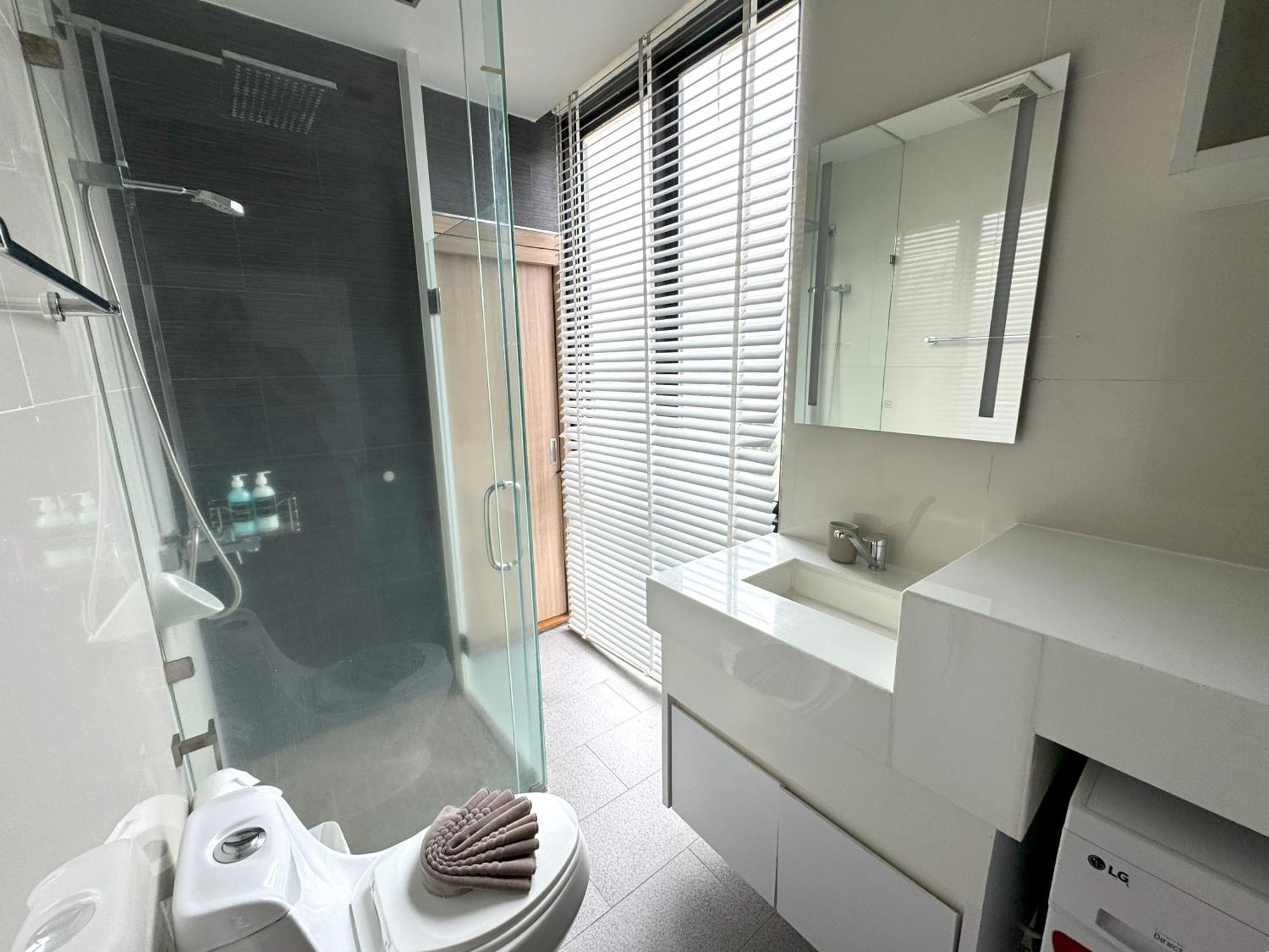 Stylish Penthouse With Panoramic Views At Icon Park