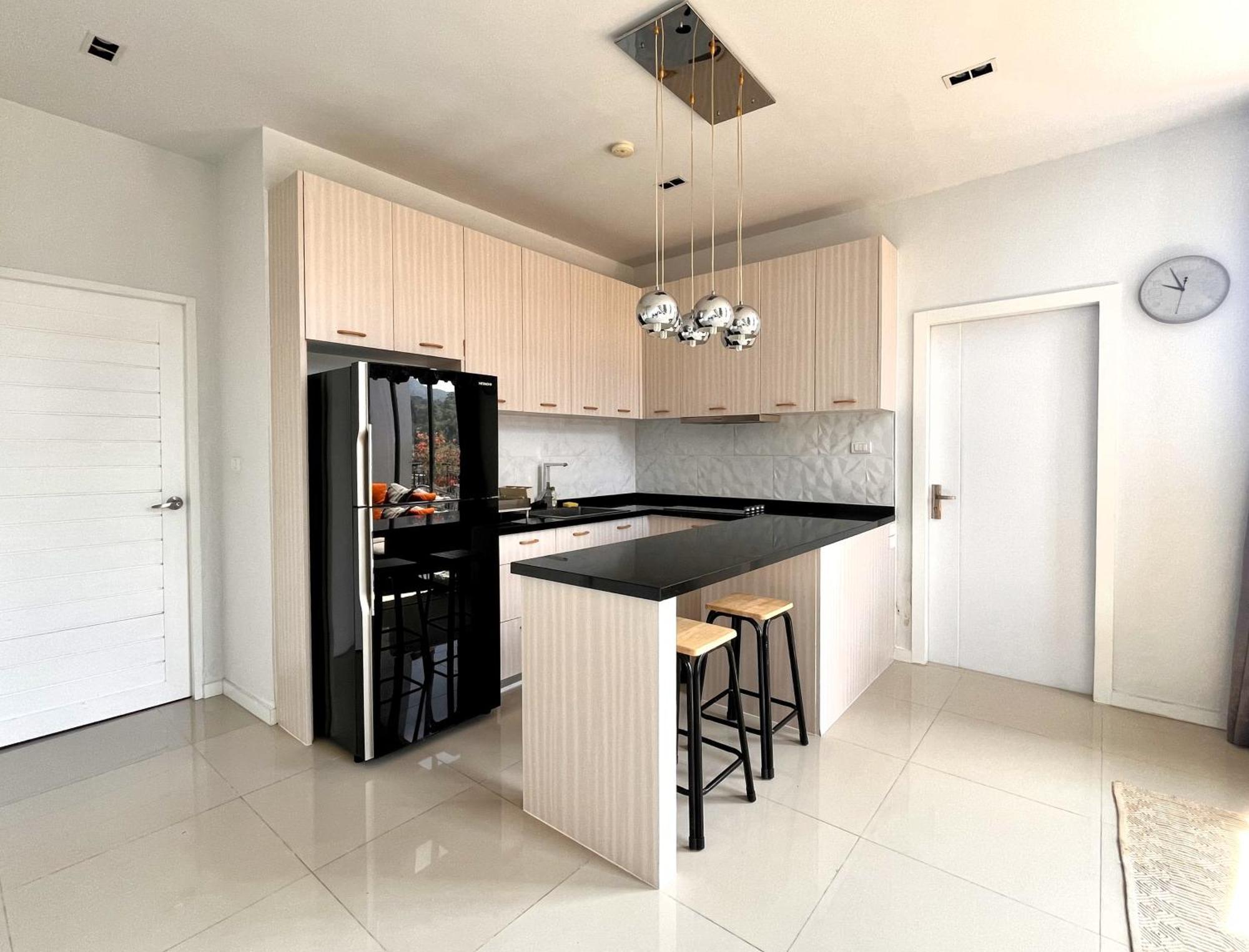 Stylish Penthouse With Panoramic Views At Icon Park
